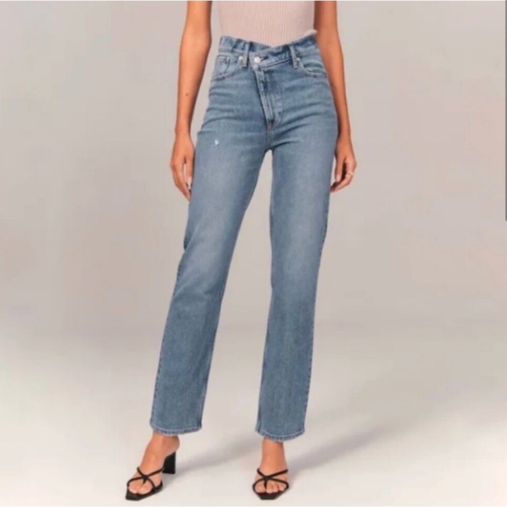 Abercrombie and Fitch Ultra High Rise 90s Straight Jean, size 28L